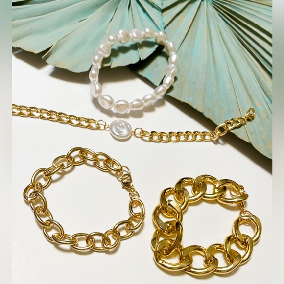 Free People Jewelry - Gold link bracelet with pearl